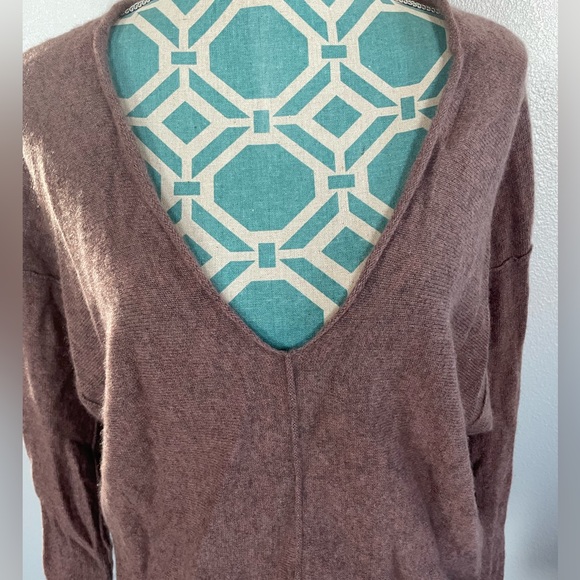 Free People Cashmere V Neck Sweater Mauve size Small So Soft! - Picture 2 of 7